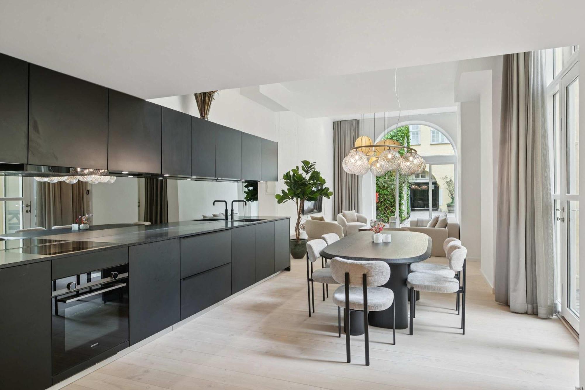 Luxury By Freetown & Canals Apartment